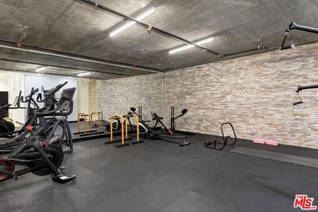 Building Photo - 225 S Hamilton Dr