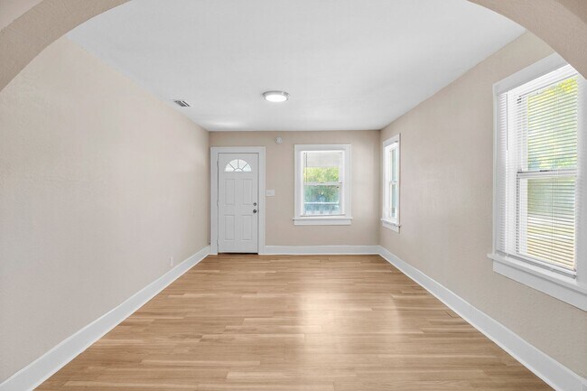 Building Photo - 1128 Belleair Rd