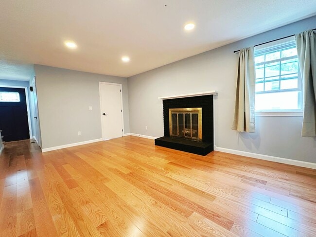 Building Photo - 10 Friar Tuck Ln