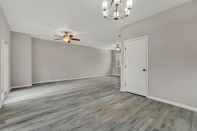 Building Photo - Stunning 4 Bedroom Home in Laurens