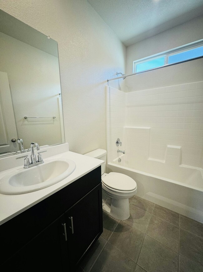 Building Photo - 3026 Kenwood Cir