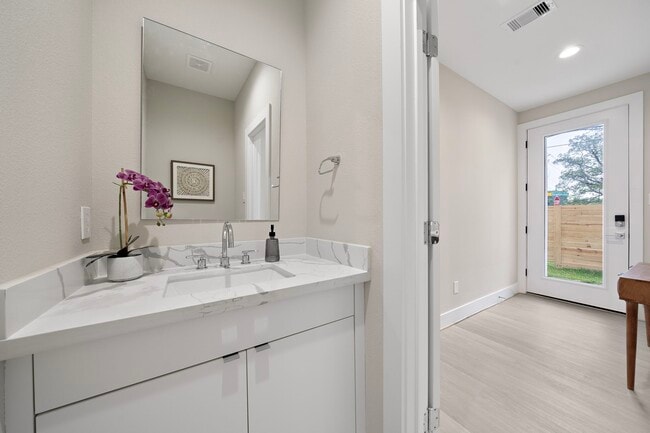 Building Photo - 8670 Easthaven Blvd