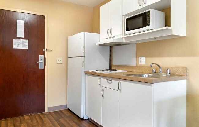 Building Photo - Furnished Studio-Detroit - Farmington Hills