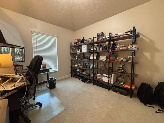 Building Photo - 4 BR 2 BA Annual Rental in Gated community...