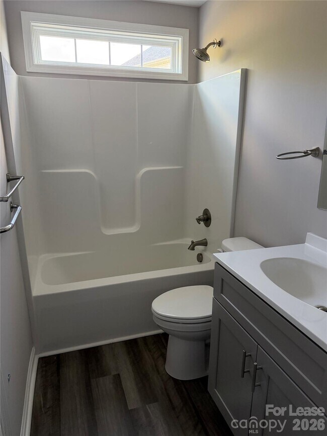 Building Photo - 408 S Elm St