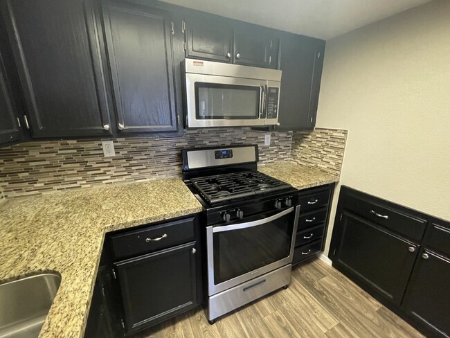 Building Photo - 3 Bed/ 2.5.Ba 2 story townhome , Gated Com...