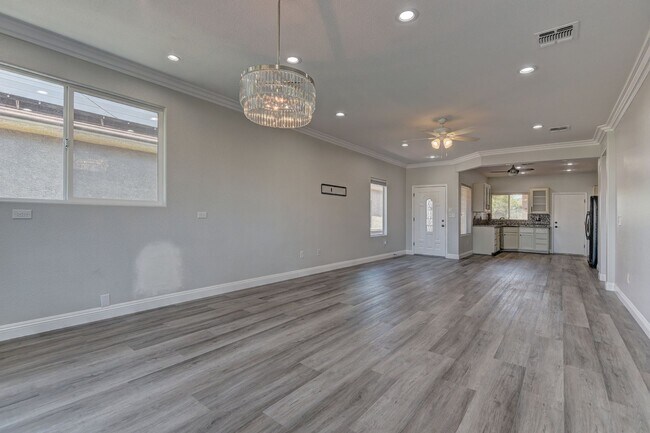 Building Photo - 180 Degree elevated views from a quiet str...