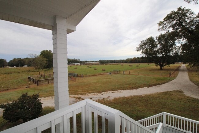 Building Photo - 900 Race Track Rd