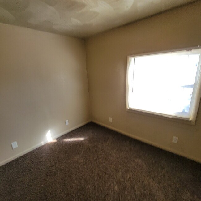 Building Photo - Great West Side Location! Large Lot!