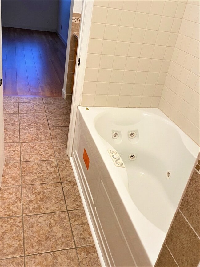 Spa Tub - 2333 241st St