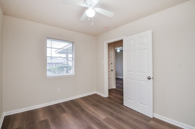 Building Photo - 818 Overland St