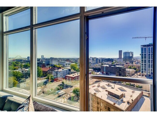 Building Photo - Fully Furnished Modern Condo with All Util...