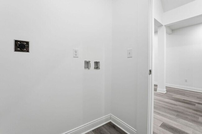 Building Photo - 522 Kelton Ave