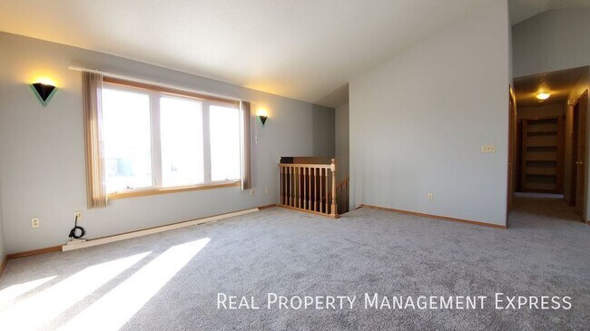 Building Photo - 3 Bed 3 Bath Home with 2 Stall Attached Ga...