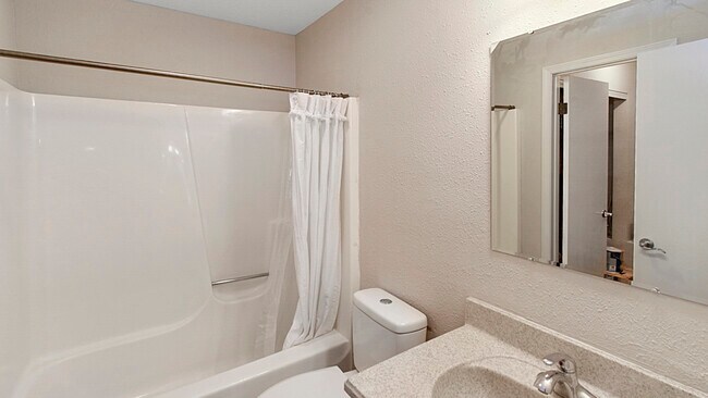 Building Photo - 1613 Lyndhurst Dr