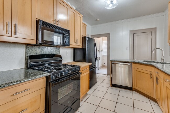 Building Photo - Rare & Classic Oak Lawn House | Great Location | Huge Backyard