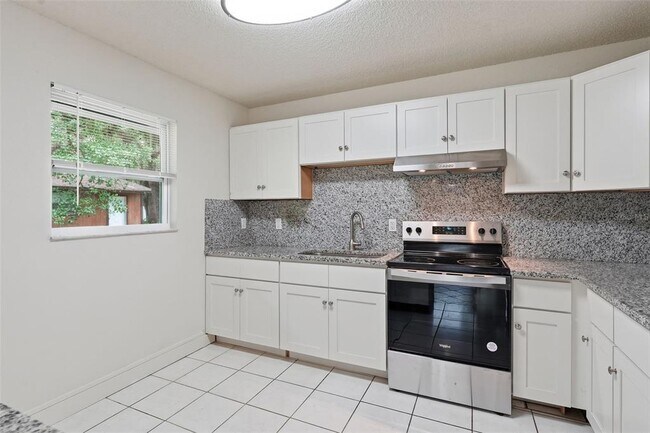 Building Photo - 7133 Pinewood Dr