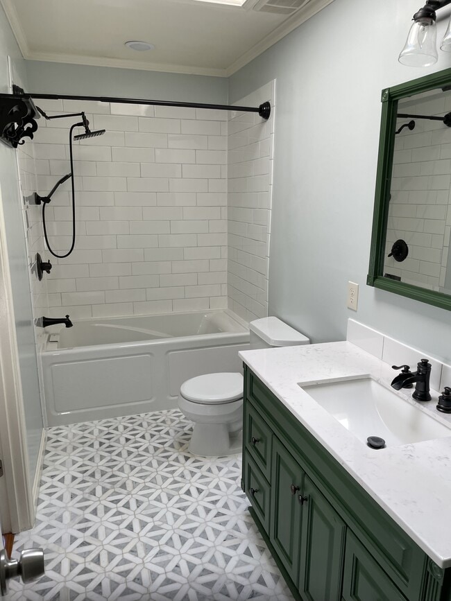 Building Photo - 725 Masons Beach Rd