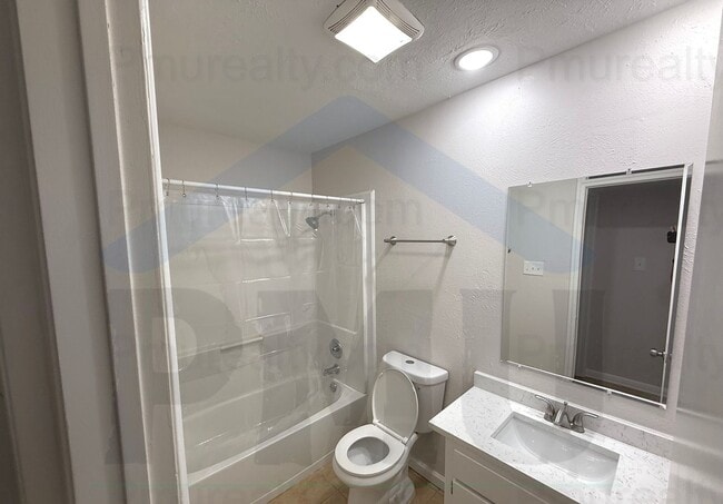 Building Photo - AVAILABLE NOW!!! Charming and spacious 3 bedrooms and 2 full bathrooms house in Dallas