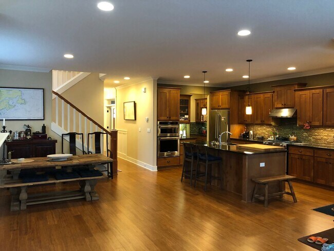 Building Photo - Gorgeous, modern craftsman 3+ bedroom, 3 b...