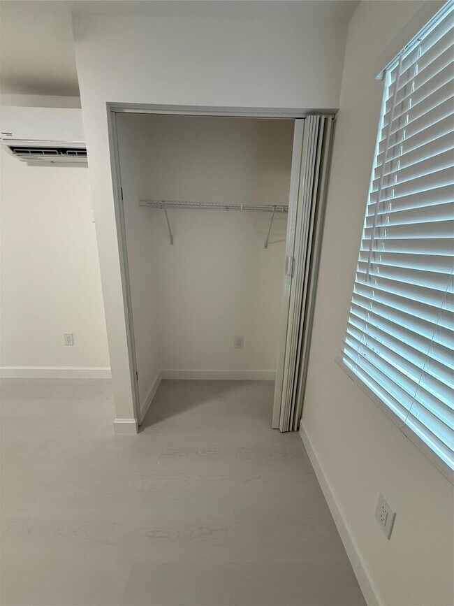 Building Photo - 626 37th St