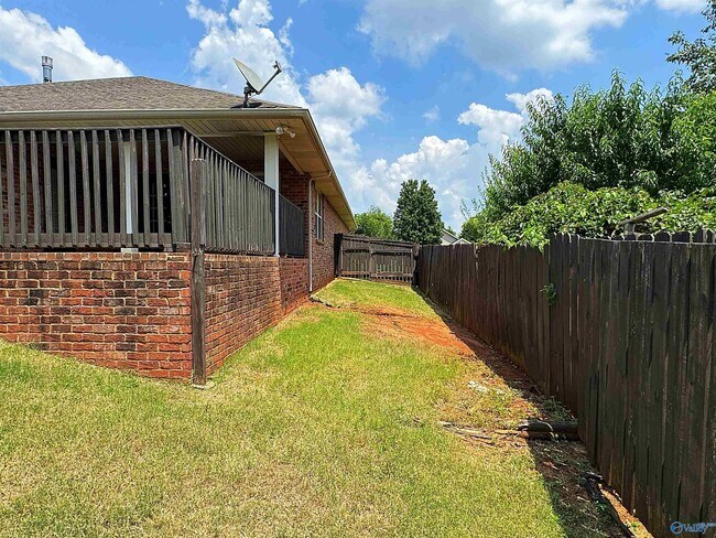 Building Photo - 105 Oak Shade Dr
