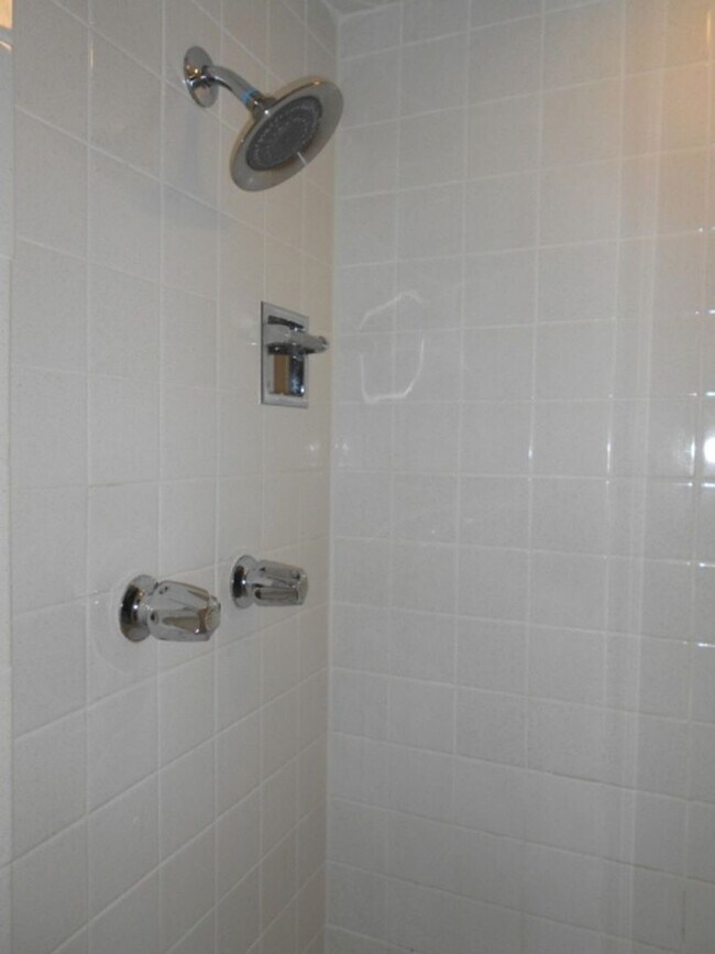 Building Photo - 305 NE 46th St