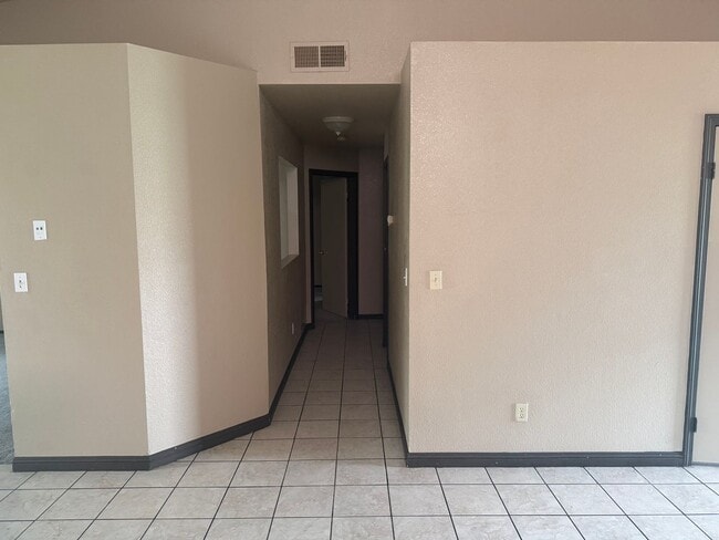 Building Photo - 3 Bd-2bth Move in Ready!!