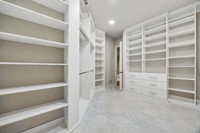 Building Photo - 2101 Miracle Point Dr