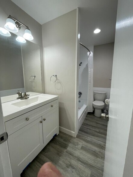 Building Photo - 5201 North Montclair Avenue