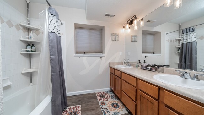 Building Photo - Fully Furnished 2 Bedroom Short-Term Renta...