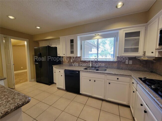 Building Photo - 2419 Stonecrest Dr