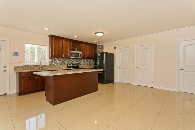 Building Photo - 912 8th Ave