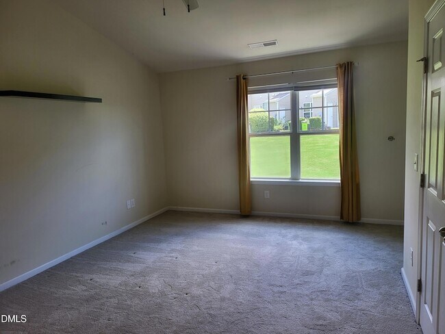 Building Photo - 100 Stratford Lakes Dr