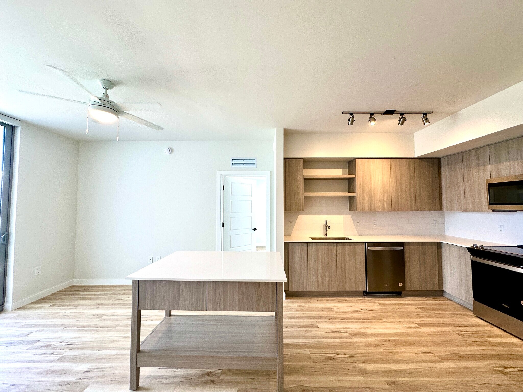 Building Photo - 512 SW 4th Ave