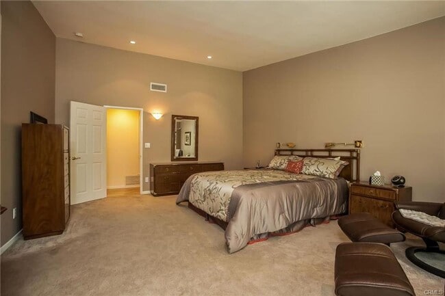 Building Photo - Charming 3-Bedroom Woodland Hills Home wit...