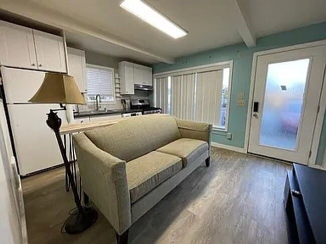 Building Photo - Spacious 2 Bedroom / 2 Bathroom Apartment in the Heart of Ocean Park – Available Now!