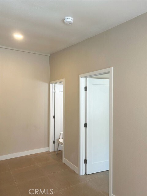 Building Photo - 628 W 59th Pl