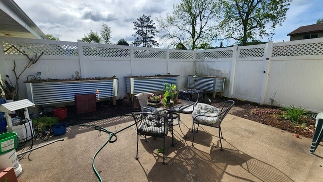 Building Photo - 1 Bedroom 1 Bath Apartment Available- All ...