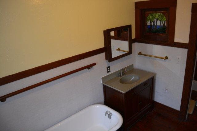 Building Photo - Beautiful, spacious Craftsman, Owner pays Yard Care, Laundry on site