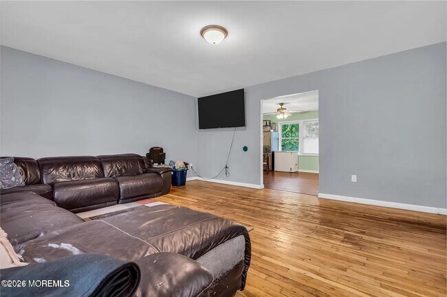 Building Photo - 518 River Dr