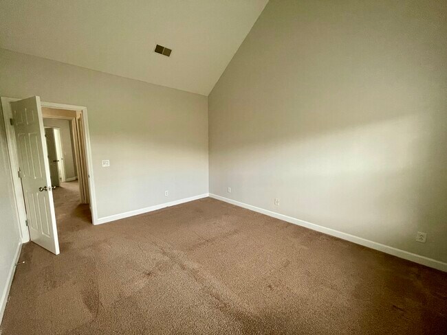 Building Photo - 1047 McKenna Dr