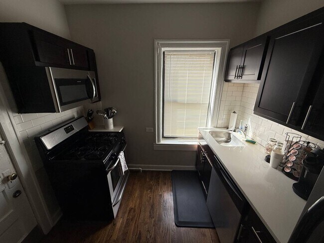 Building Photo - 1359 W Touhy Ave