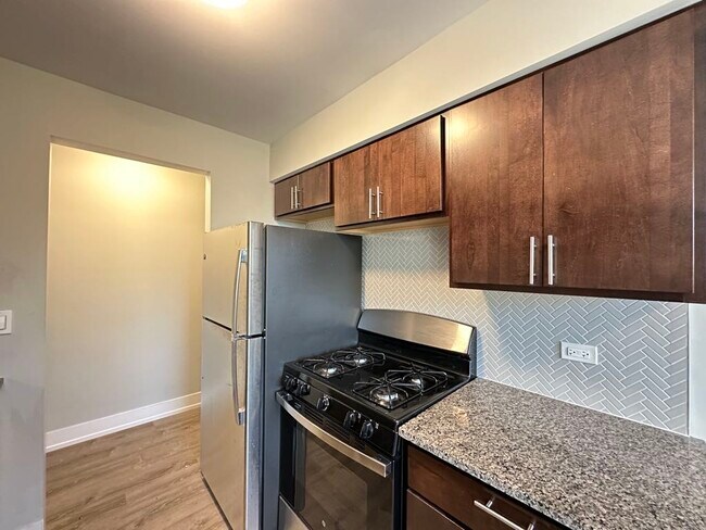 Building Photo - 533 W Surf St