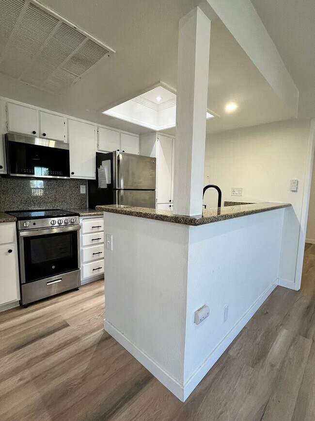 Building Photo - PRICE REDUCED!  Remodeled Ground Level Condo in MV!
