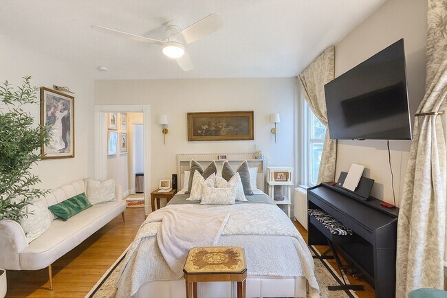 Building Photo - 456 Medford St