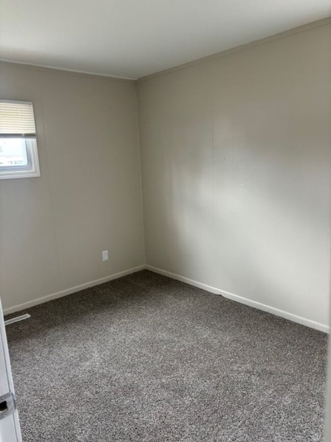 Building Photo - Check out this charming 4 Bedroom Ranch in Homewood Area of Lorain.