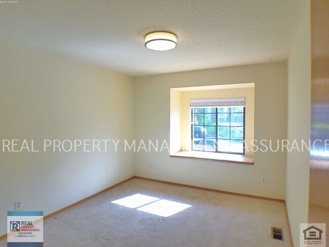 Building Photo - Charming 3 Bedroom Home With A 2 Car Garage!!