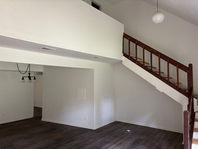 Building Photo - 3 bed 2 bath spacious townhome in ideal area