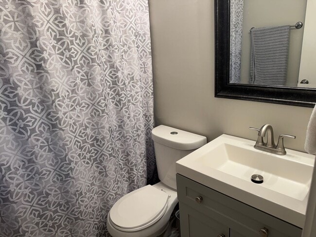 Building Photo - Spacious 4-Bedroom Home with Den, Fenced Yard & 3-Car Garage. Available Late July!